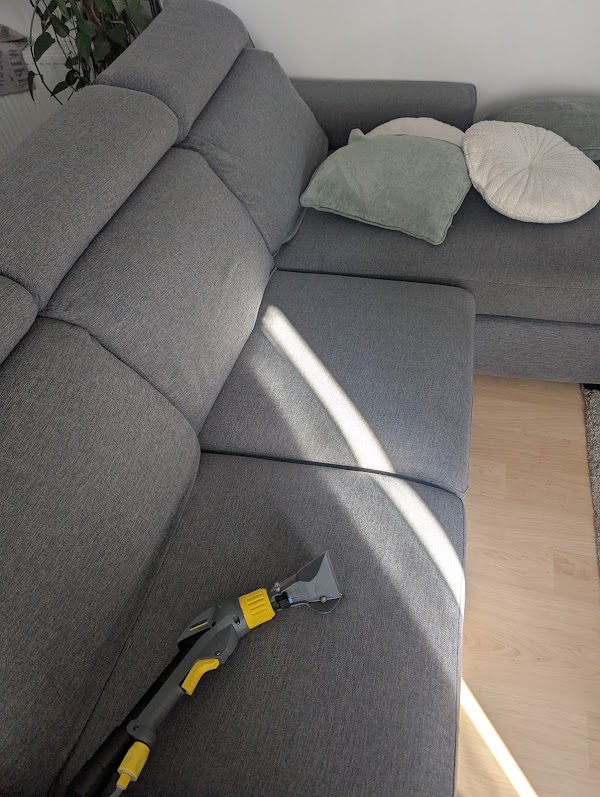 Nettoyage d'un canapé d'angle gris à domicile à Lille par CLEANOO